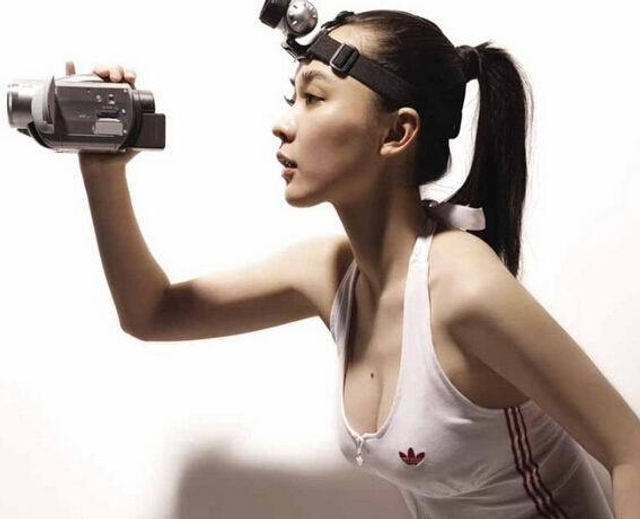 女明星 耳朵大_胸太大看不到脚的女星_童颜巨乳女星