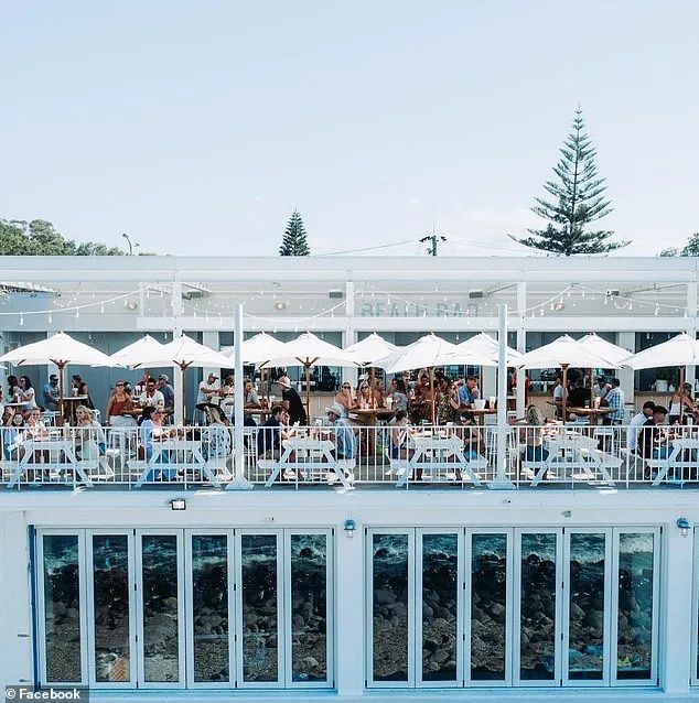 因为身上纹了这3个中文字，外国女子被拒绝进入高档餐厅吃饭